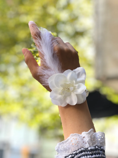 Bride to be Nedime Gelin Bilekliği Tüy ve İnci Boncuk Detaylı Beyaz Renkli Bekarlığa Veda Partisi Bilekliği 10 Adet (K0)